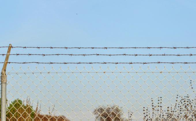 Karin Kim Unsplash barbed wire