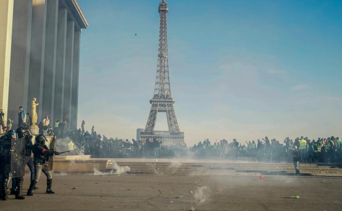 eiffel tower soldiers unsplash